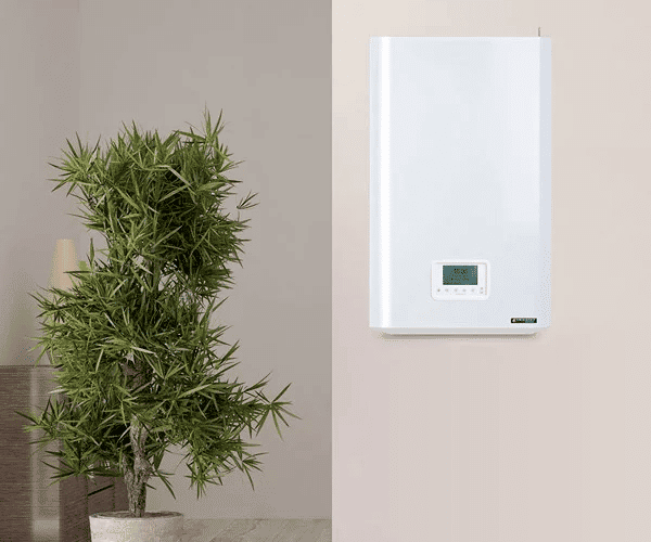 Chaudière Hydromotrix Frisquet, système de condensation mixte pour chauffage et eau chaude, installée dans une maison.